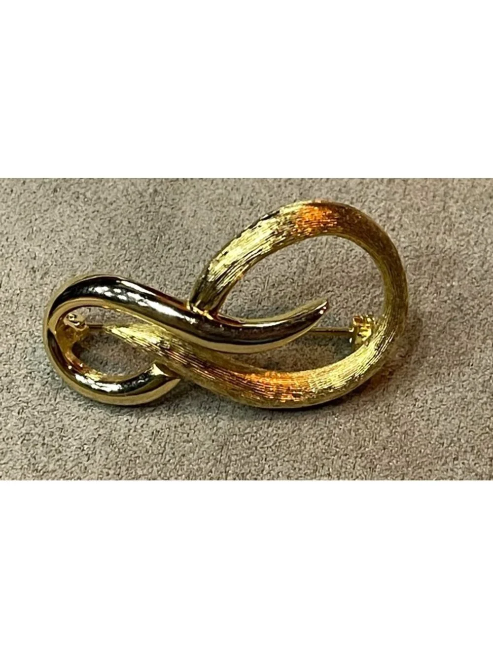 Vintage 60s Gold Tone Infinity Loop Brooch Textured Swirl Ribbon Pin Statement